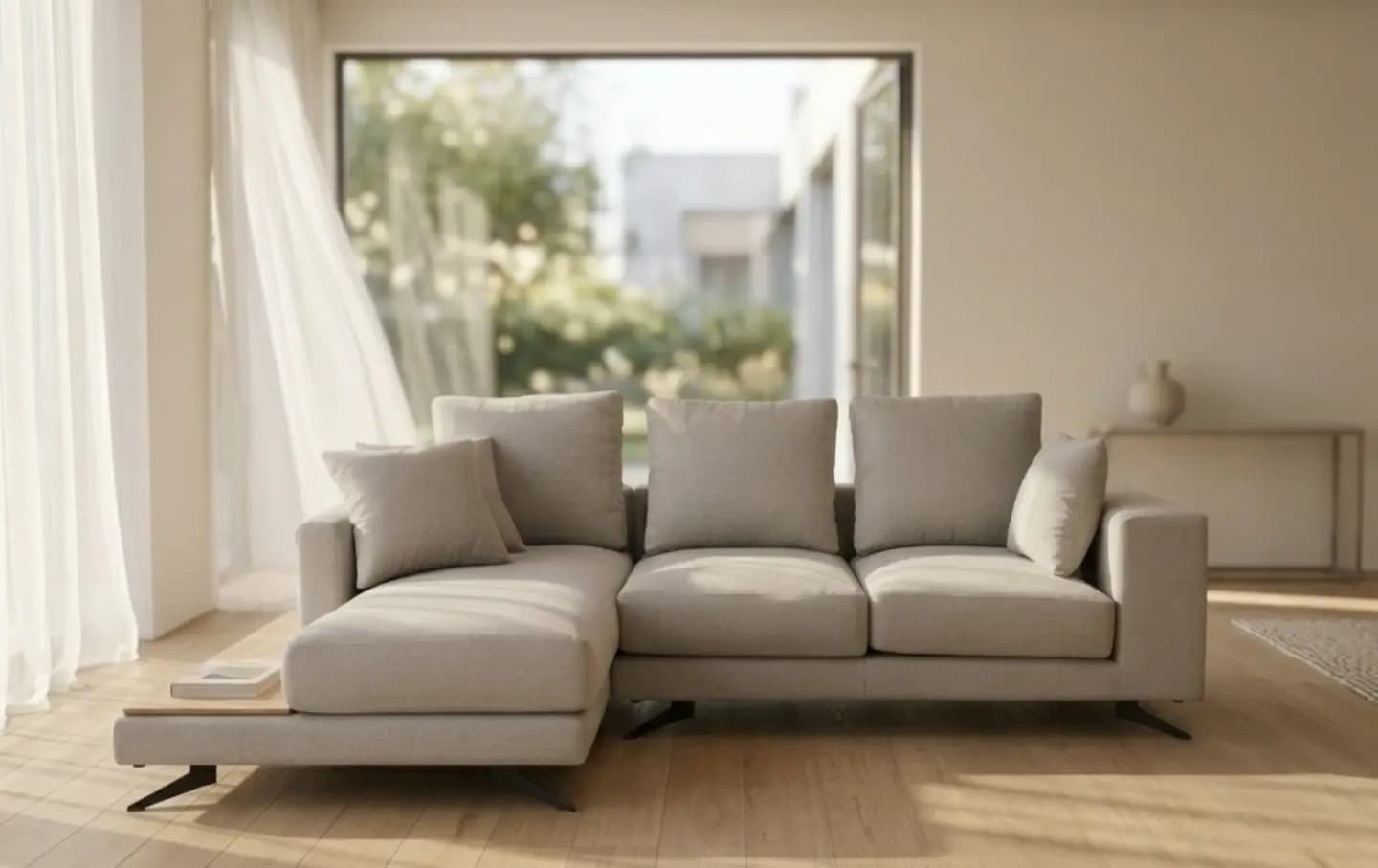 Marilyn chaiselongue Premium tapizado en tejido natural, en un interior mediterráneo