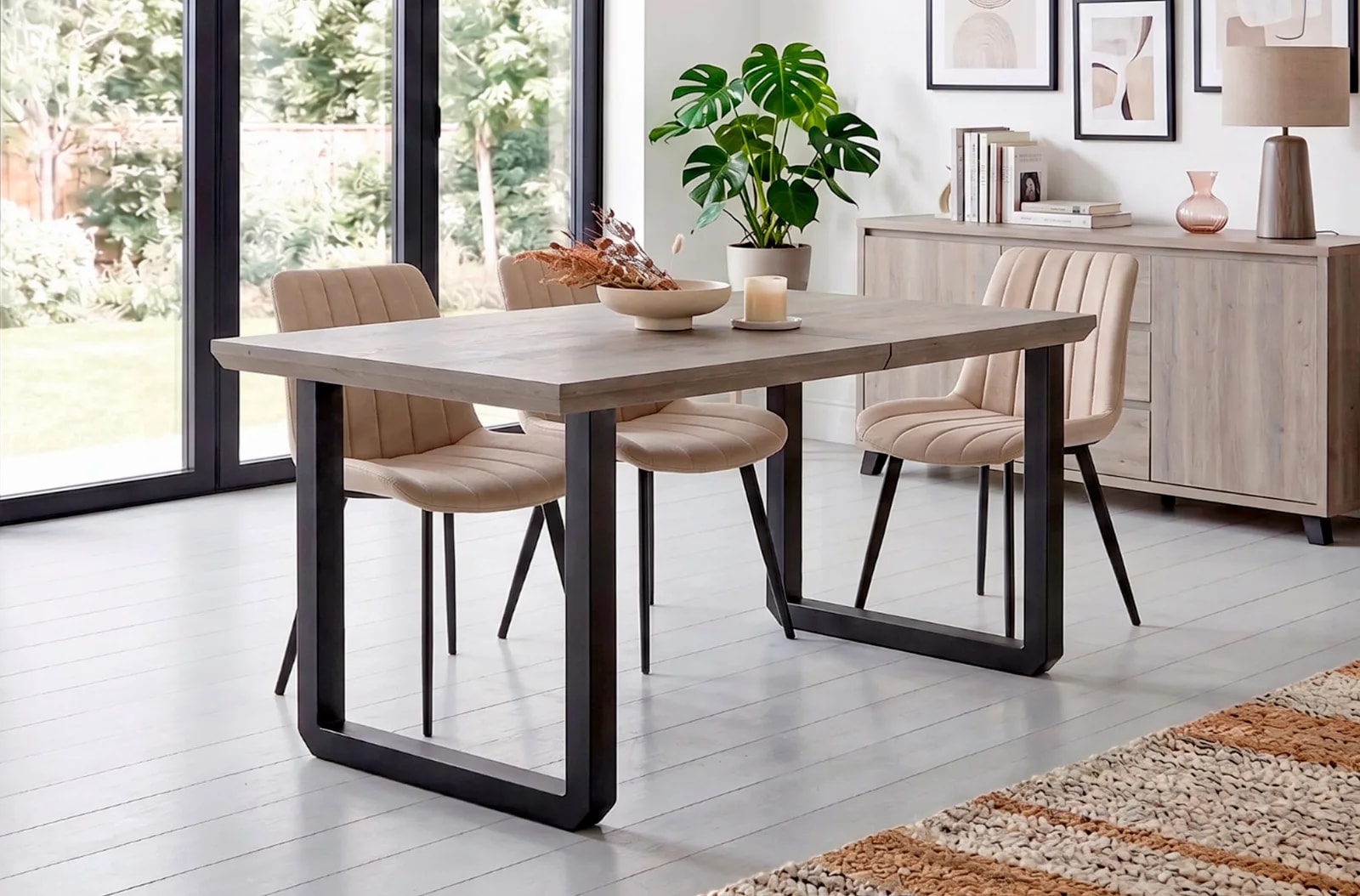 Mesa de comedor extensible Roma, roble honey / negro en un salón
