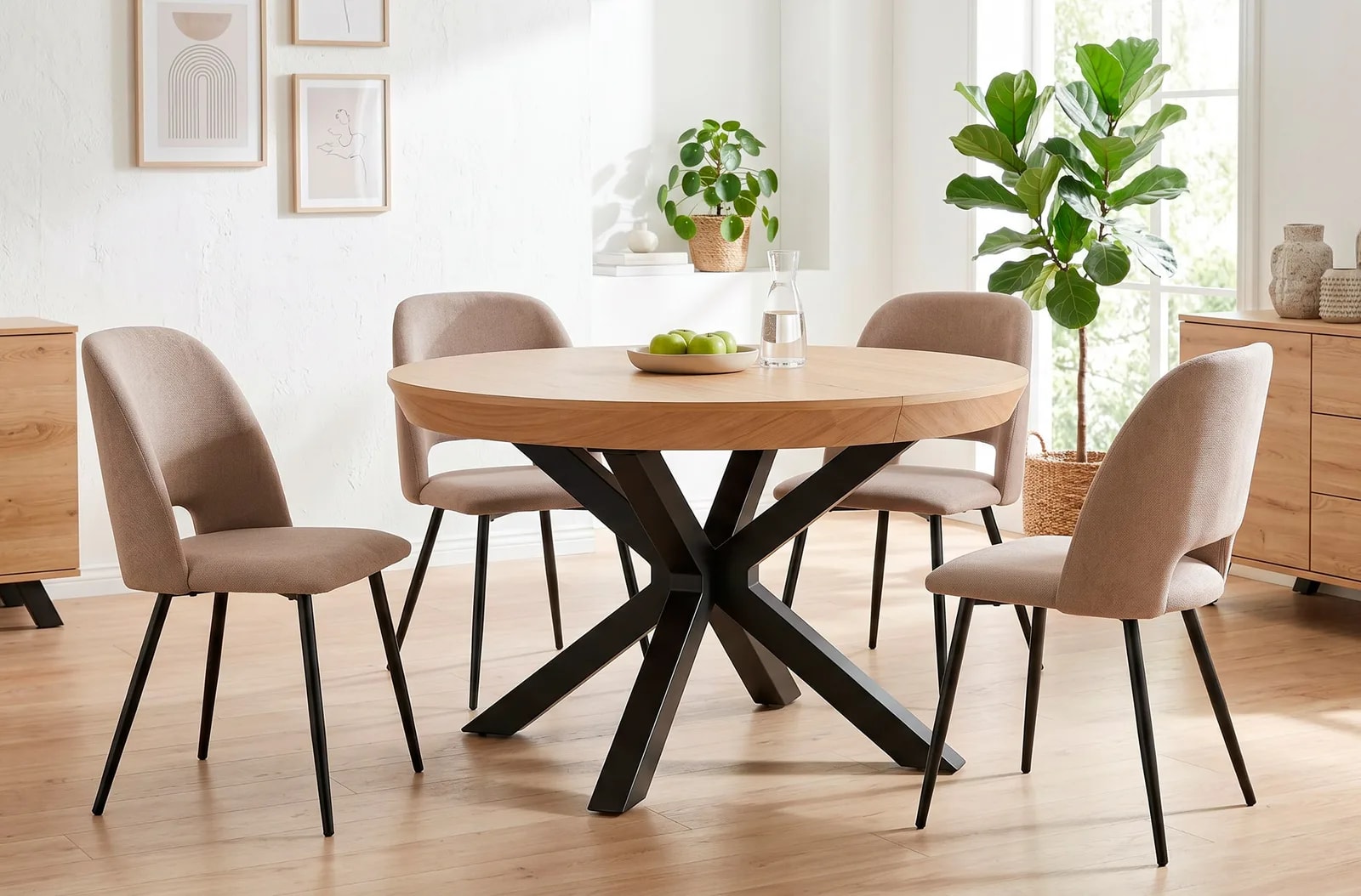 Mesa de comedor redonda Bradley, roble / negro en un salón