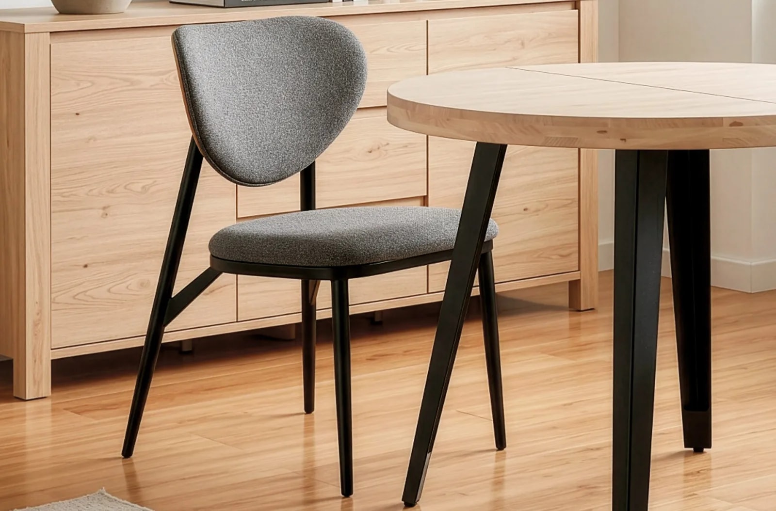 Silla de comedor Moon, tejido gris en un salón