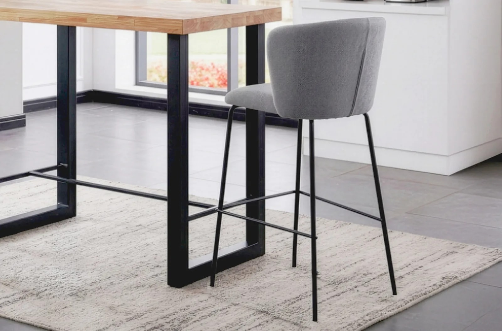 Taburete alto Margot, asiento a 65 cm, tejido gris en un salón
