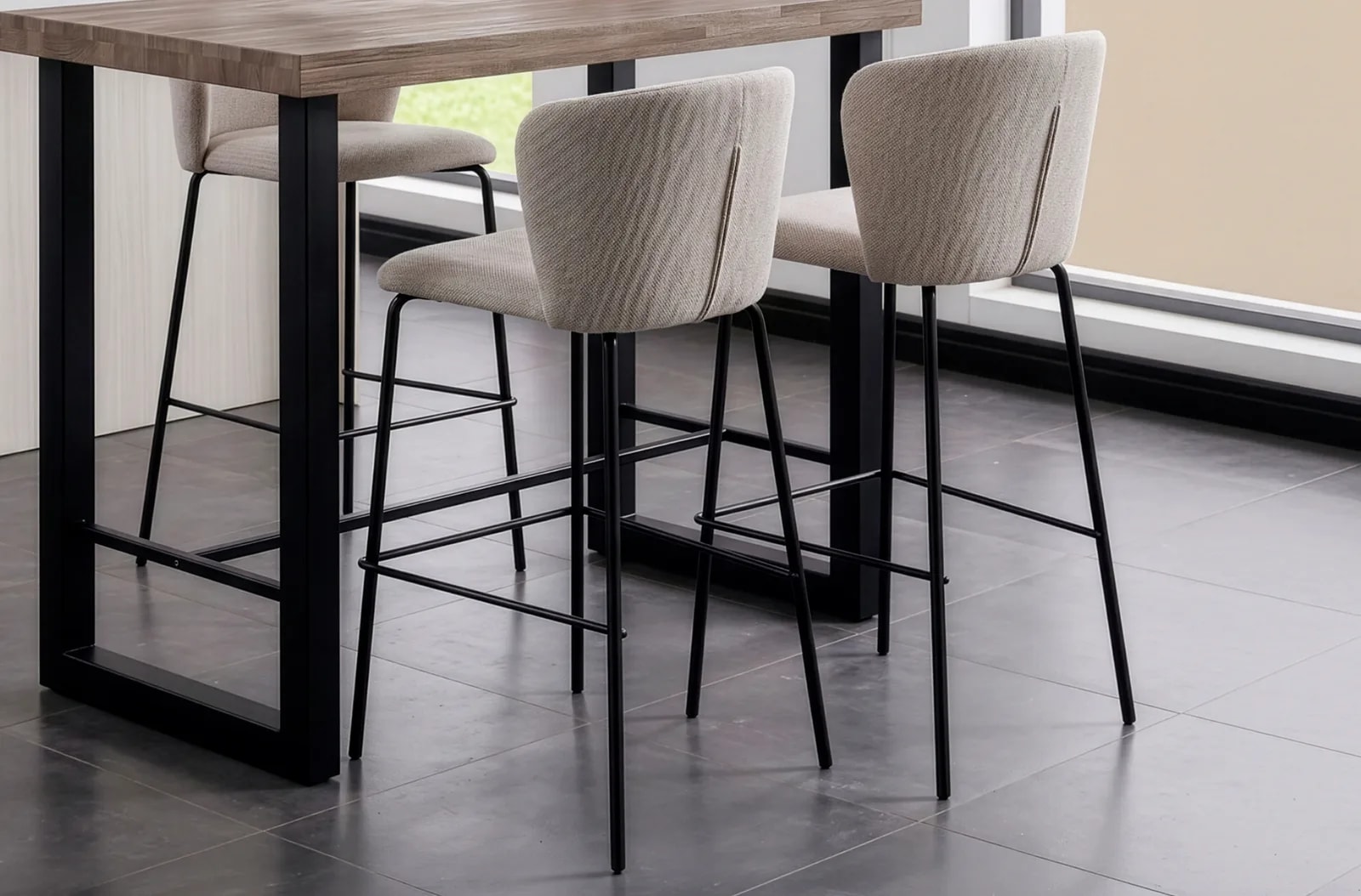 Taburete alto Margot, asiento a 65 cm, tejido beige en un salón