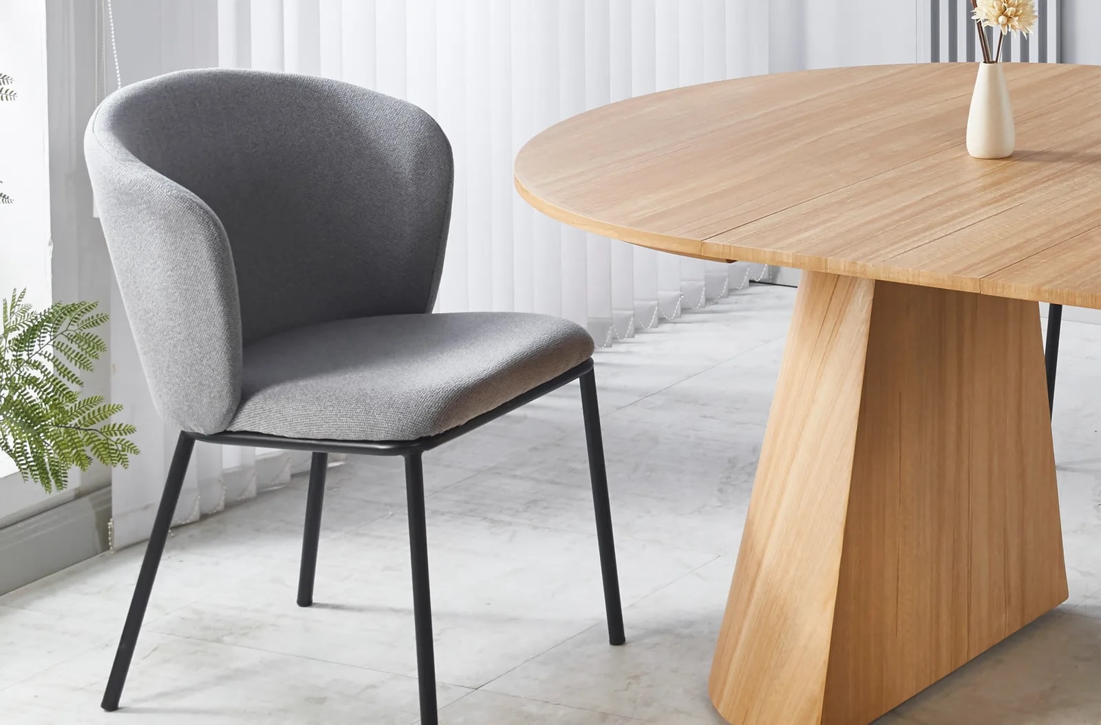 Silla de comedor Margot, tejido gris / negro en un salón