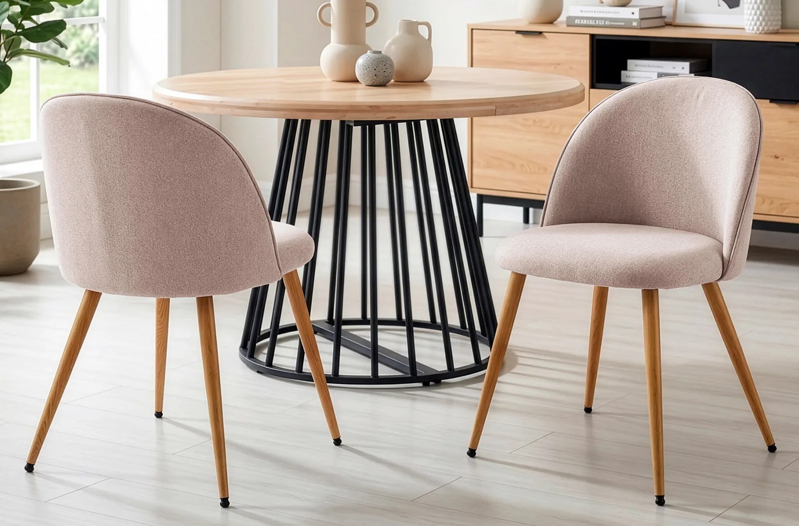 Silla de comedor Evora, tejido beige / roble en un salón