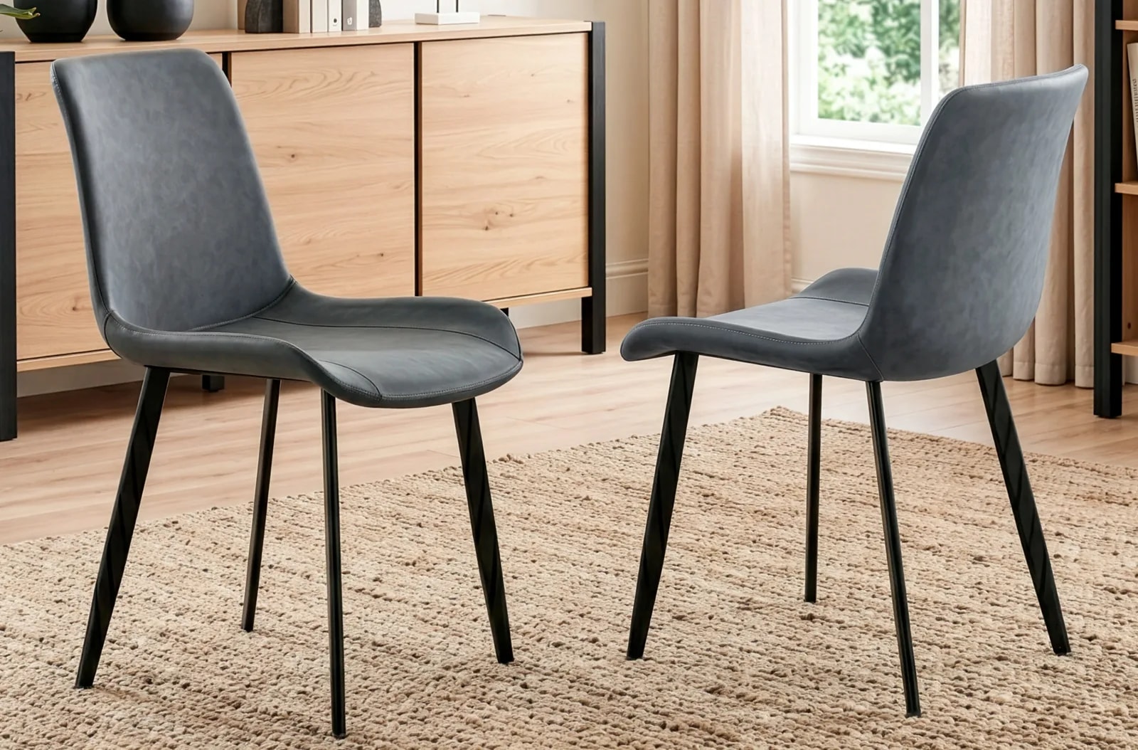 Silla de comedor Lis, piel sintética gris en un salón