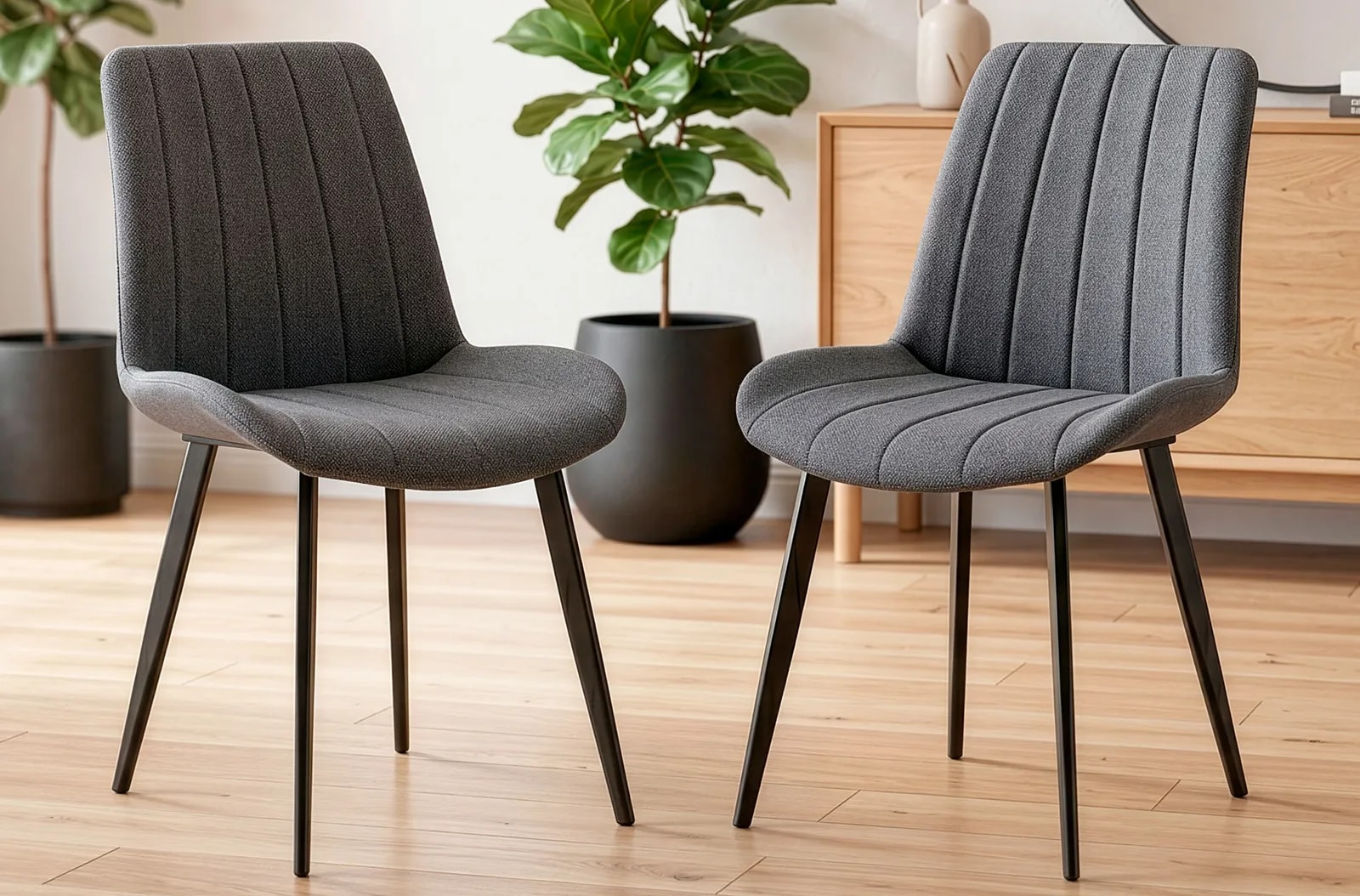 Silla de comedor Sophie, tejido gris en un salón
