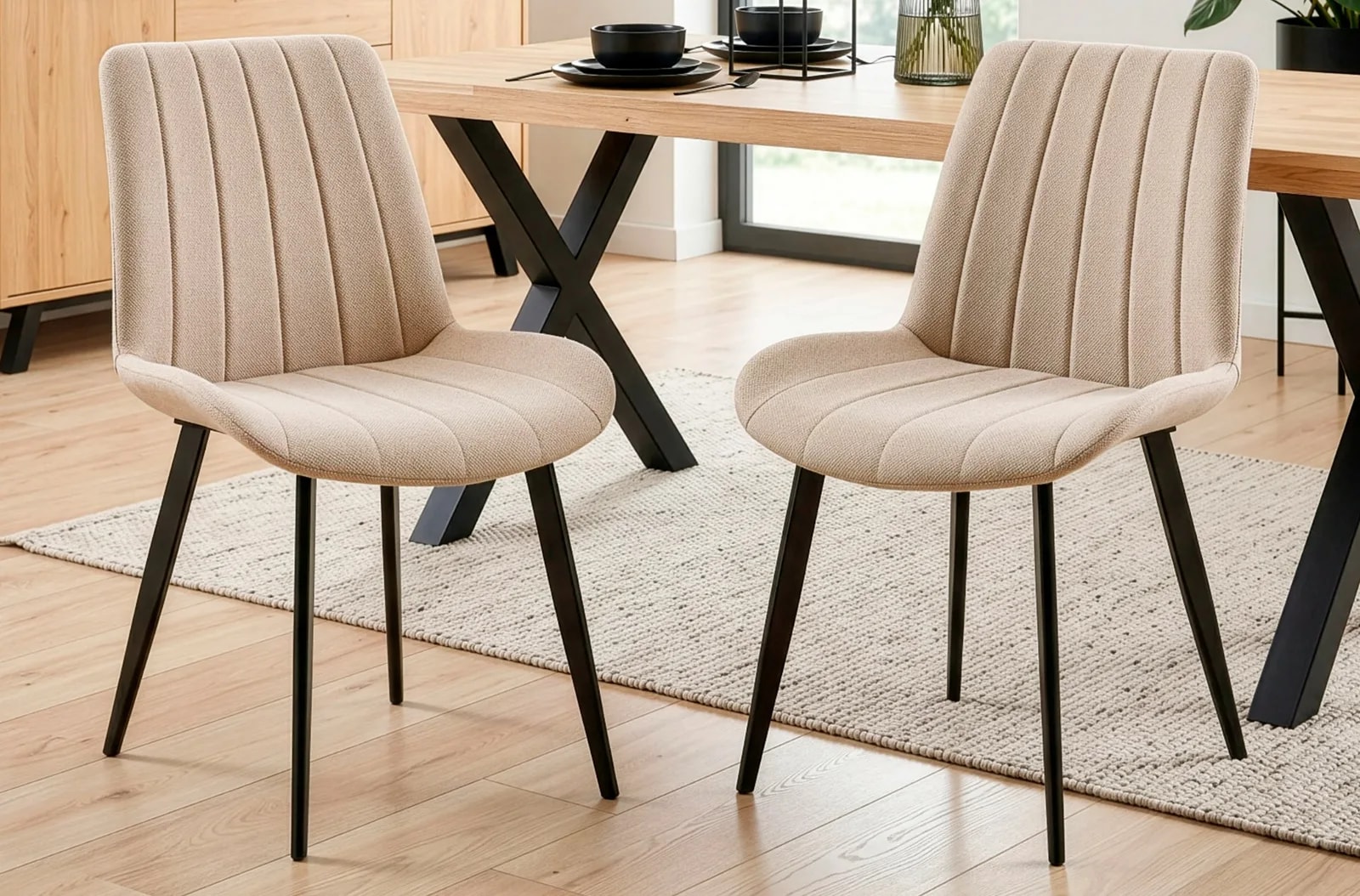 Silla de comedor Sophie, tejido beige en un salón