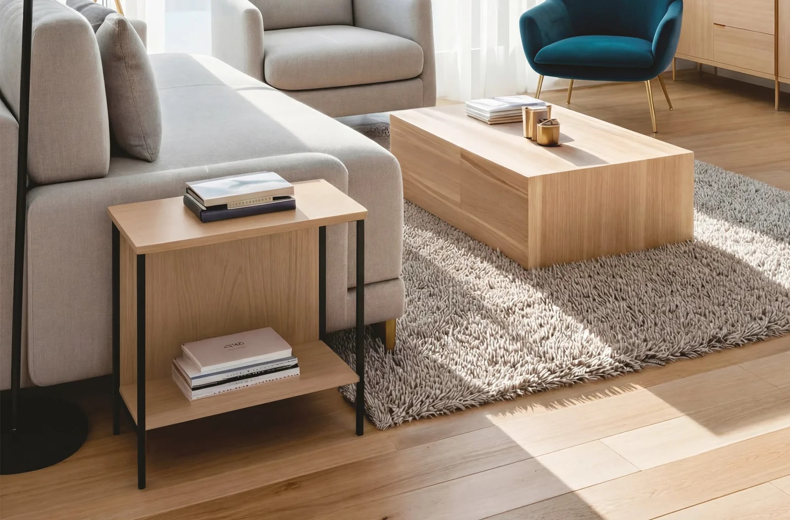 Mesa auxiliar de sofá Deck, roble / negro en un salón