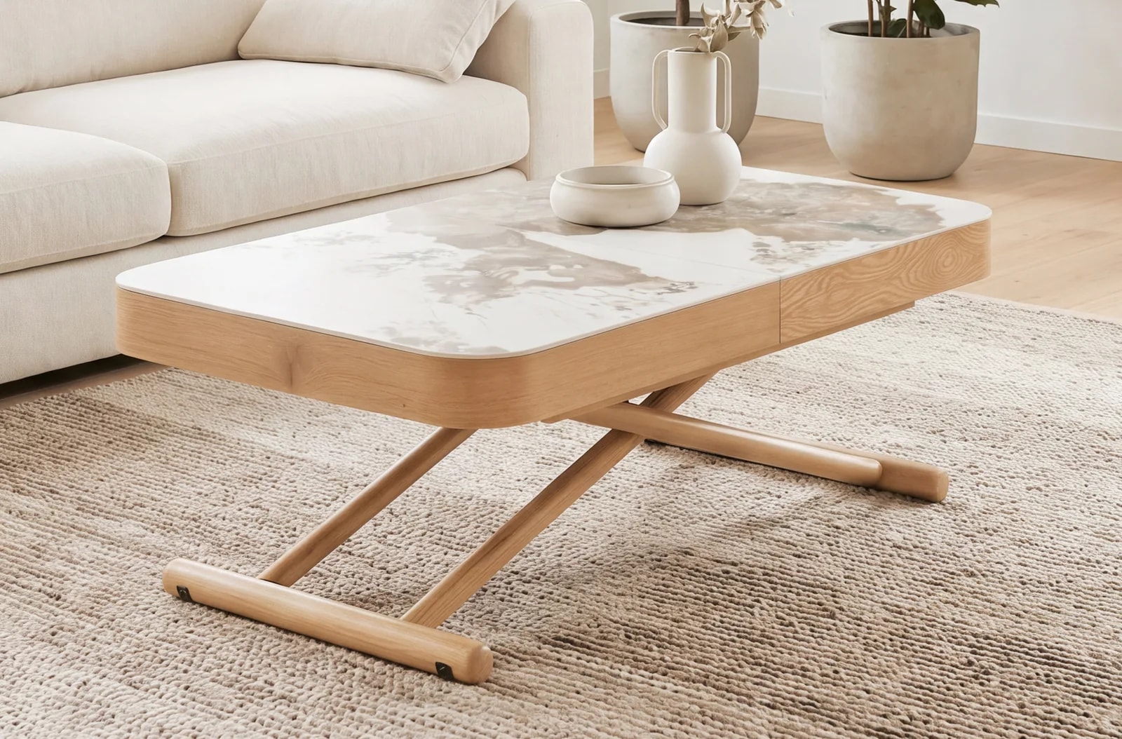 Mesa de centro elevable eléctrica Turín, cerámica / roble en un salón
